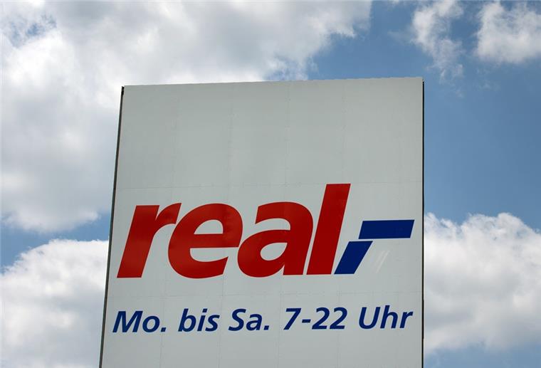 uf dem Dach eines SB Warenhauses der Handelskette Real (real,-) in Dresden wird für die Ladenöffnungszeiten "Mo. bis Sa. 7-22 Uhr" geworben