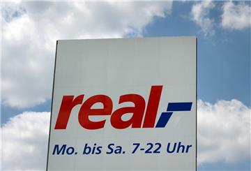 uf dem Dach eines SB Warenhauses der Handelskette Real (real,-) in Dresden wird für die Ladenöffnungszeiten "Mo. bis Sa. 7-22 Uhr" geworben