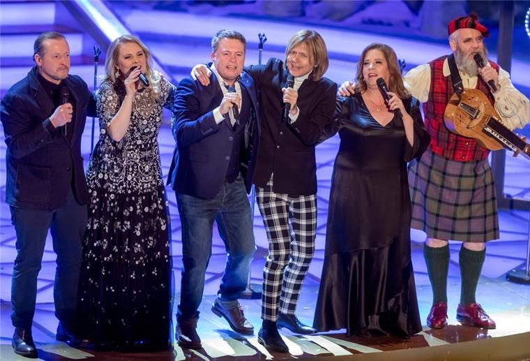 Die Band "The Kelly Family" steht in auf der Bühne