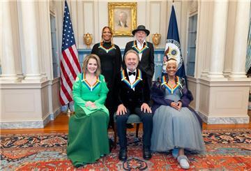 Die Kennedy Center Honorees 2023 Renée Fleming, Queen Latifah, Billy Crystal, Barry Gibb und Dionne Warwick in Washington.
