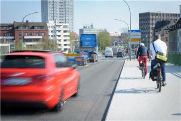 Die Kennedybrücke könnte testweise einen Radstreifen bekommen. Das schlägt der Oberbürgermeister vor.
