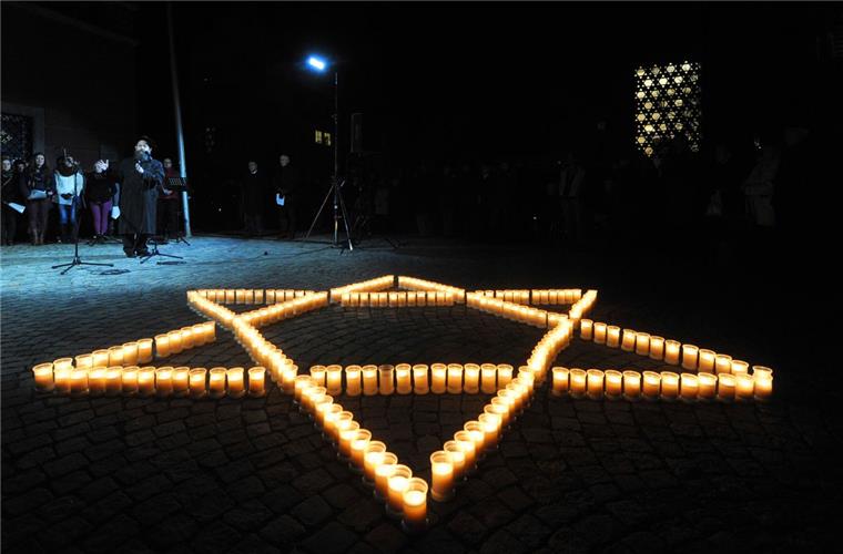 Gedenkstätte Sandbostel: Kriegsgefangener wurde bei Flucht erschossen Die Kerzen formen einen Davidstern. Sie erinnern an den Novemberpogrom vor 79 Jahren. Die Gedenkstätte Lager Sandbostel rief dieses dunkle Kapitel der Geschichte ebenfalls mit einem Vortragsabend ins Gedächtnis.