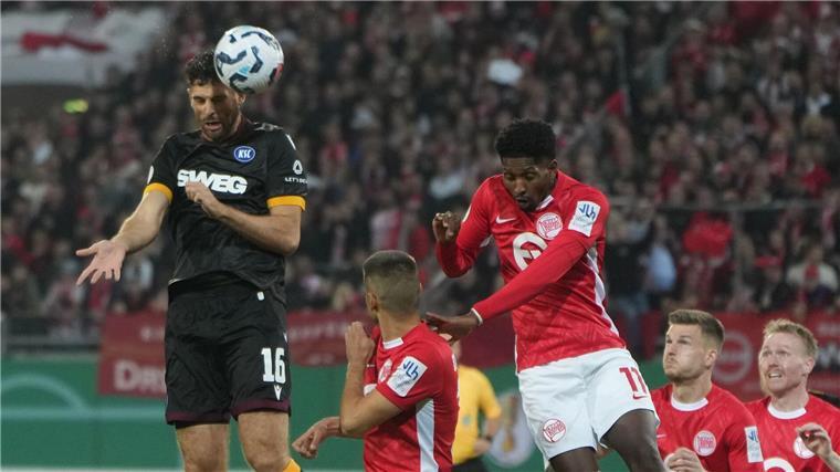 Die Kickers Offenbach um Boubacar Barry (3.vl) bereiteten dem Karlsruher SC lange Zeit Probleme.