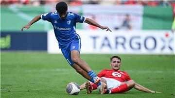 Die Kickers Offenbach um Daniel Dejanovic (r) und der 1. FC Magdeburg um Mohammed El Hankouri lieferten sich lange ein Duell auf Augenhöhe.