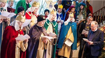 Die Kinder aus Osnabrück singen mit dem Ministerpräsidenten Weil (r).
