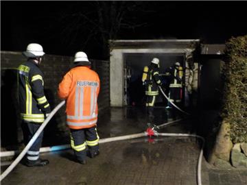 Die Kinder der Hauseigentümer bemerkten Rauch in ihrer Garage und riefen die Feuerwehr. Es war bereits das vierte Mal, dass die Rettungskräfte zu diesem Grundstück anrücken mussten.