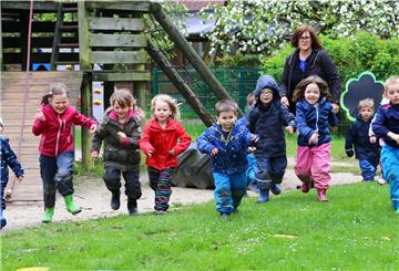 Die Kinder der Kindertagesstätte Waddens kamen am Dienstag bei der Aktion "Sport am Kindergartenzaun" ordentlich in Schwung.