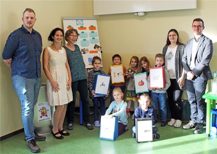Die Kinder der Kita Spadener Straße freuen sich über die Einsparprämie, die Stadtrat Michael Frost (rechts) an Vertreter aller teilnehmenden Kitas überreichte.