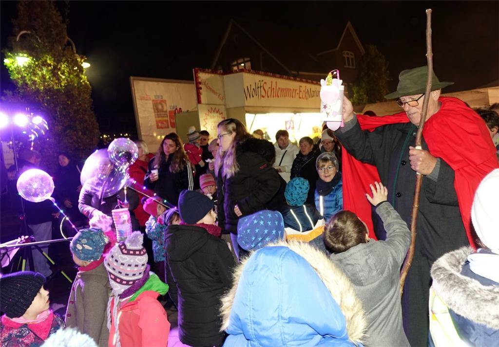 Die Kinder haben ihren Spaß. Lichterfest in Beverstedt. Foto: Heins