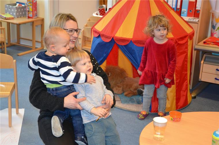 Tagesmutter: Für die Zevenerin Almadina Cordes genau ihr Ding Die Kinder sollen sich bei ihr wohlfühlen: Tagesmutter Almadina Cordes mit den Pflegekindern Ben (links), Michel und Anni.