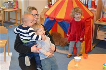 Die Kinder sollen sich bei ihr wohlfühlen: Tagesmutter Almadina Cordes mit den Pflegekindern Ben (links), Michel und Anni.