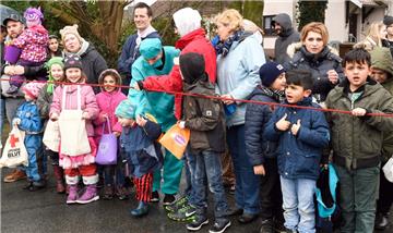 Die Kinder warteten auf die Süßigkeiten, die von den Festwagen in die Menge gewo...