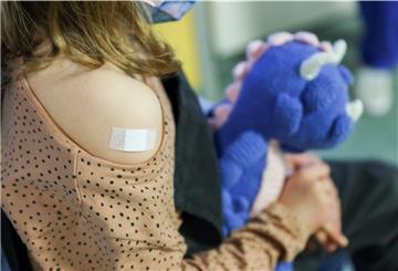Ein Pflaster klebt auf dem Arm eines siebenjährigen Mädchens, nachdem es gegen das Coronavirus geimpft wurde. 
