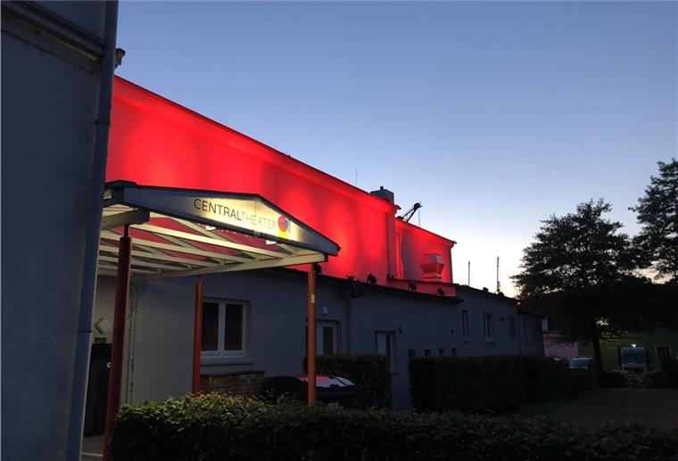Leuchtendes Zeichen für Kino in Not Die Kinos sind in Not. Darauf weist zum des Berlinale-Filmfestivals auch das Centraltheater Brake hin. Am Sonntagabend wird es von außen wieder rot beleuchtet.