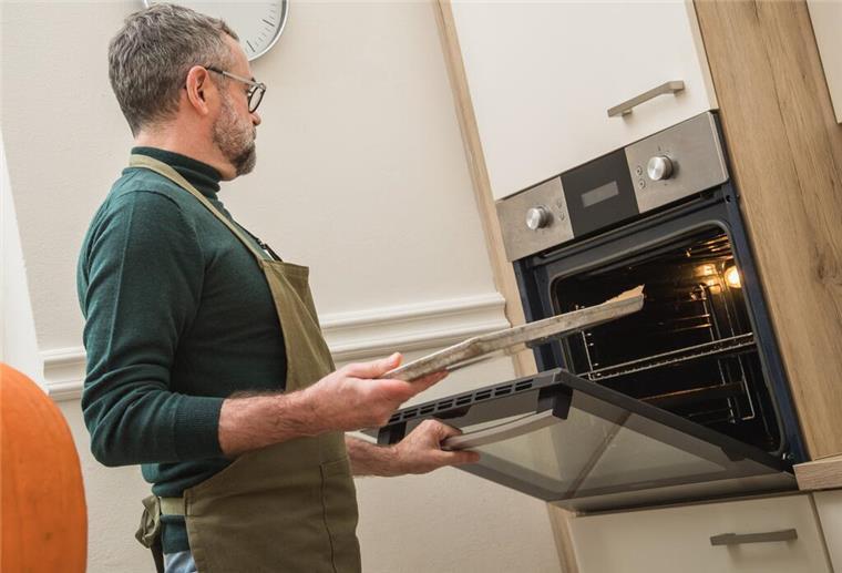 Die Kipferl kommen in den vorgeheizten Backofen.