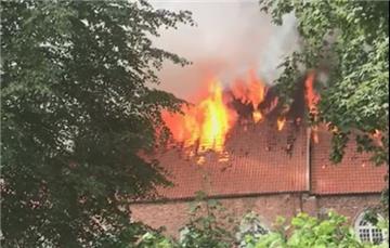 Die Kirche in Golzwarden steht in Flammen.