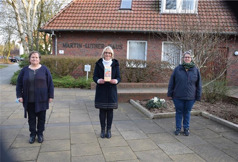 Nordenham: Tüten statt Gottesdiensten zum Weltgebetstag Die Kirchenfrauen (von links) Cristina Behrens (Evangelisch-Freikirchliche Gemeinde), Claudia Seggermann (Evangelisch-Lutherische Kirchengemeinde) und Andrea Suhr (Katholische Gemeinde) helfen beim Weltgebetstag mit.