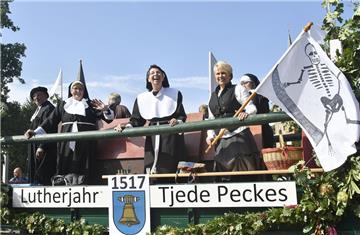 Die Kirchengemeinde Misselwarden hatte einen tollen Motivwagen zum Thema Tjede Peckes und Luther gestaltet.