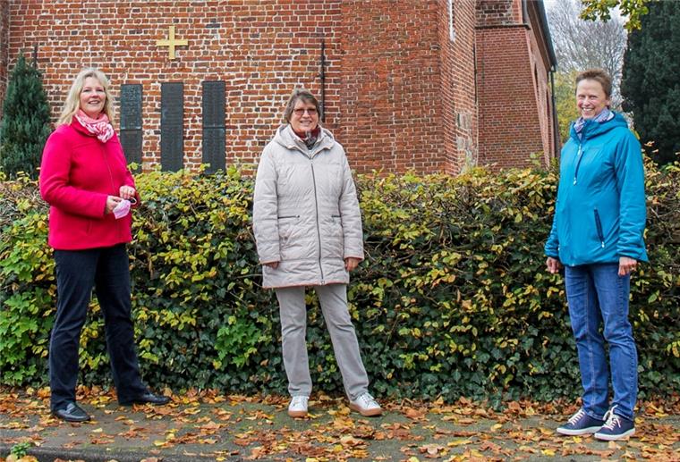 Die „Kirchenweiber“ Katja Aschen, (von links) Monika Heine und Karla Mombeck haben sich intensiv mit der Geschichte der Sandstedter Kirche beschäftigt und diese in Videos aufbereitet. Das Gotteshaus wird in diesem Jahr 600 Jahre alt. 