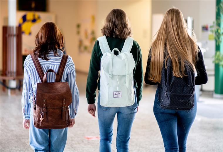  Die Schülerinnen Ronja (l-r), Inga und Maren gehen durch die Pausenhalle im Mariengymnasium. 