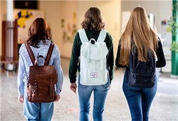  Die Schülerinnen Ronja (l-r), Inga und Maren gehen durch die Pausenhalle im Mariengymnasium. 