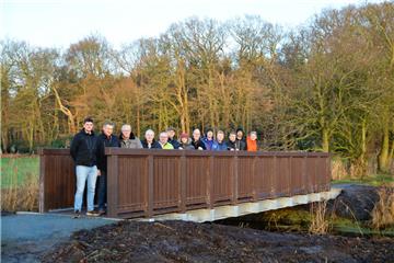 Die Kirchwegbrücke ist eines der beiden neuen Brückenbauwerke, die für den Verkehr freigegeben wurden. Mit dabei waren Vertreter des Unterhaltungsverbandes "82 Geeste", Ortsbürgermeister und Ortsratmitglieder sowie Vertreter der Verwaltung und ausführenden Firma. 