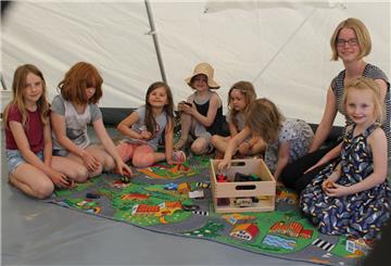 Die Kita-Kinder freuen sich über ihr ungewohntes Domizil, ein großes DRK-Zelt. 