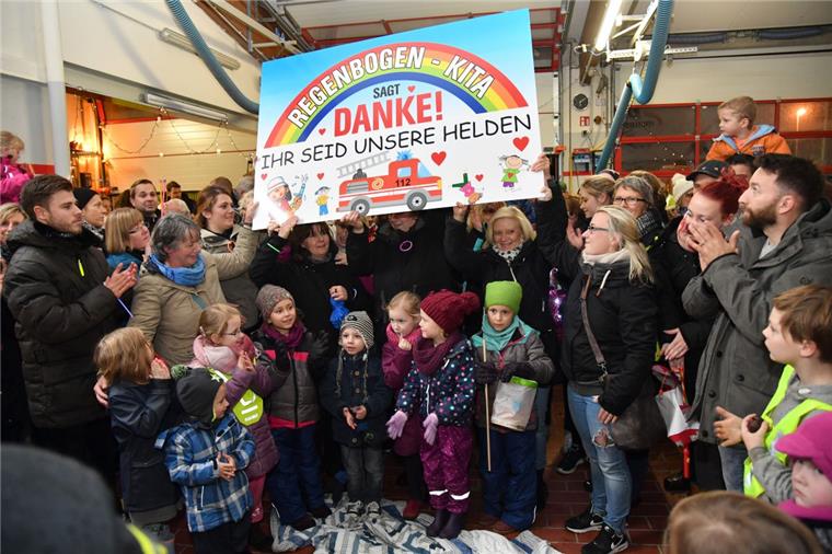 Nach verheerendem Brand: Schiffdorfer Kita schöpft Hoffnung im Lichtermeer Die Kita "Regenbogen" in Schiffdorf dankt nach dem verheerenden Brand den Einsatzkräften für ihre Arbeit.