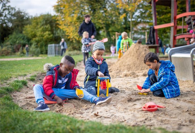 Kita-Kinder spielen im Sand