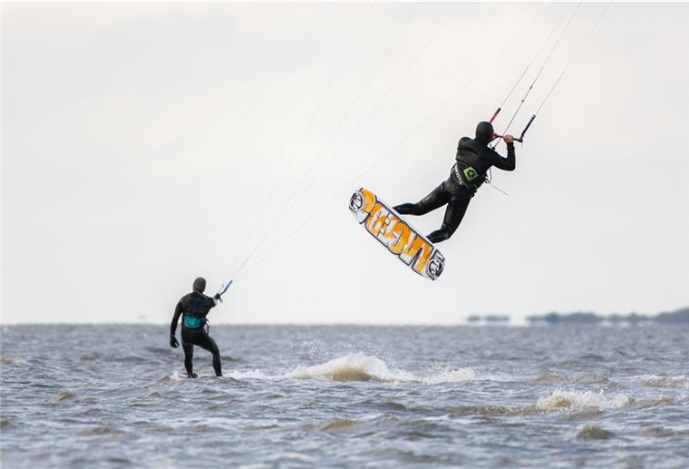 Die Kitesurfer-Szene aus der Wesermarsch begrüßt das Urteil des Oberverwaltungsgerichts Lüneburg. Die Sportler dürfen, sobald das Urteil rechtskräftig wird, auch außerhalb der ausgewiesenen Kitesurf-Zonen ihrer Leidenschaft nachgehen. In Butjadingen war Kitesurfen bisher nur in Burhave bei der Nordseelagune erlaubt.