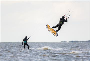 Die Kitesurfer-Szene aus der Wesermarsch begrüßt das Urteil des Oberverwaltungsgerichts Lüneburg. Die Sportler dürfen, sobald das Urteil rechtskräftig wird, auch außerhalb der ausgewiesenen Kitesurf-Zonen ihrer Leidenschaft nachgehen. In Butjadingen war Kitesurfen bisher nur in Burhave bei der Nordseelagune erlaubt.