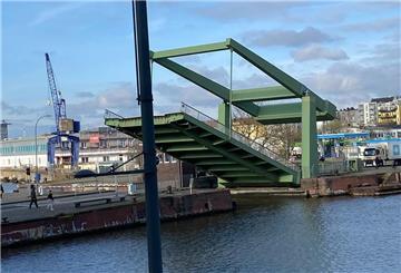 Die Klappbrücke in der Schleusenstraße wird am Mittwochfrüh gesperrt.