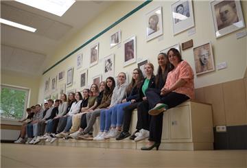Die Klasse 10a der Waldschule Hagen und ihre Kunstlehrerin Sarah Harjes-Fritzsche (rechts) vor einigen der entstandenen Bilder aus dem Kunstprojekt "Widerstand hat viele Gesichter".