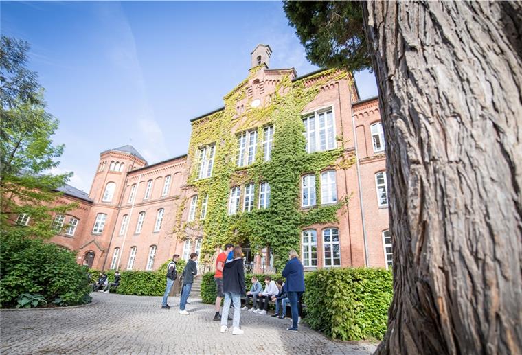 Die Klassen sind in voller Stärke zurück und dürfen täglich in den Unterricht: Der Schulalltag am Niedersächsischen Internatsgymnasium in Bad Bederkesa hat sich normalisiert.