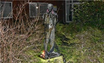 Die Kleidung, die der Statue am Altbürgerhaus im Stadtpark von Bremerhaven-Lehe immer wieder angezogen wird, hat am Montag gebrannt.