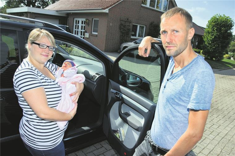 Wesermarsch: Baby kommt während der Fahrt zur Klinik zur Welt Die kleine Clara kam am 25. Juli um 11.16 Uhr in diesem VW Touran zur Welt. Die Kleine ist wohlauf, doch die Eltern hätten sich trotzdem eine ganz normale Klinikgeburt gewünscht.