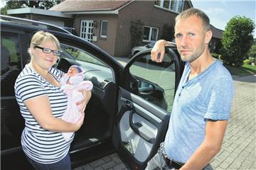 Die kleine Clara kam am 25. Juli um 11.16 Uhr in diesem VW Touran zur Welt. Die Kleine ist wohlauf, doch die Eltern hätten sich trotzdem eine ganz normale Klinikgeburt gewünscht. 