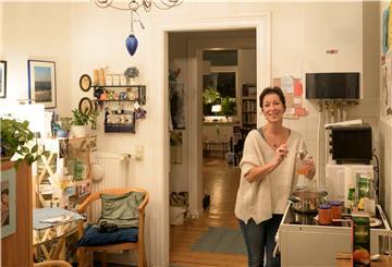 Eine Frau kocht in der Küche Marmelade.