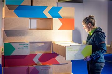 Die Klimastiftung, die kurz nach der Eröffnung des Klimahauses Bremerhaven gegründet wurde, wird 10 Jahre alt. Klimahaus-Mitarbeiterin Sandra Püchen begutachtet am "Jengaturm" verschiedene Schubladenelemente, die den Ausstellungsgästen Informationen beispielsweise über die Versauerung der Ozeane, das Artensterben oder die Entwicklung des Ozonlochs geben. 