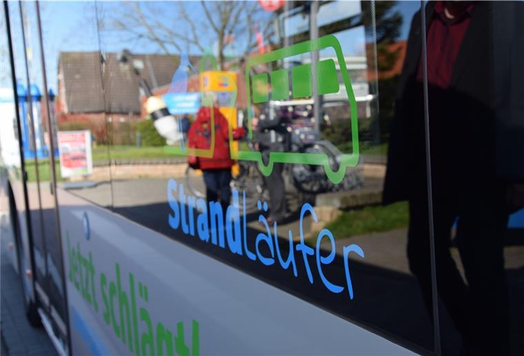 Die klimatisierten Niederflurbusse der Strandläufer-Linie 400 sind unter anderem an diesem Logo zu erkennen. 