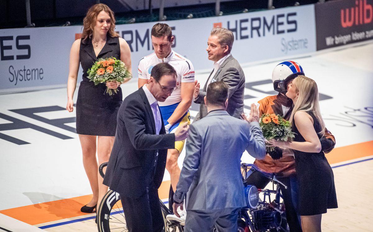 Sixdays in Bremen reizen noch mit Ehrendamen Die "Knutschgirls" als Blumenfrauen während der Siegerehrung bei den Sixdays in der Bremer ÖVB-Arena.