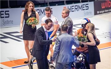 Die "Knutschgirls" als Blumenfrauen während der Siegerehrung bei den Sixdays in der Bremer ÖVB-Arena.
