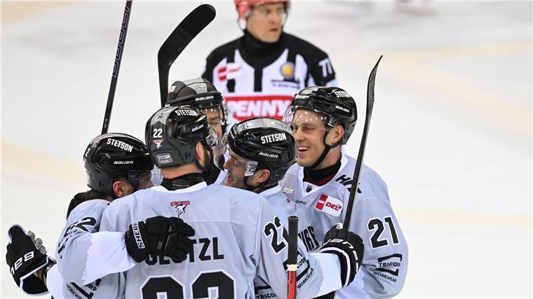 Die Kölner Haie jubeln auch im zweiten Playoff-Viertelfinale gegen Bremerhaven.