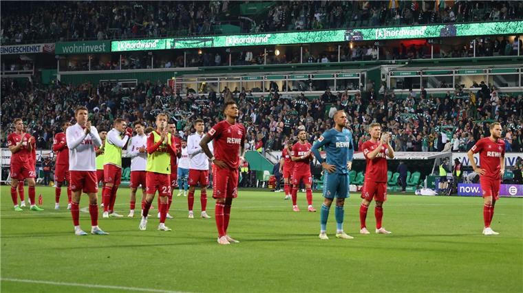 Wolfsburg-Fans in Schlägerei am Hauptbahnhof Hamm verwickelt Die Kölner Spieler stehen enttäuscht vor dem Fanblock nach dem Spiel.