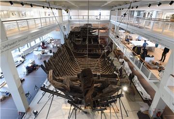 Die Bremer Kogge aus dem Jahr 1380, die 1962 in der Weser gefunden wurde, steht am 09.03.2017 in Bremerhaven (Bremen) in der Kogge-Halle im Deutschen Schifffahrtsmuseum. 