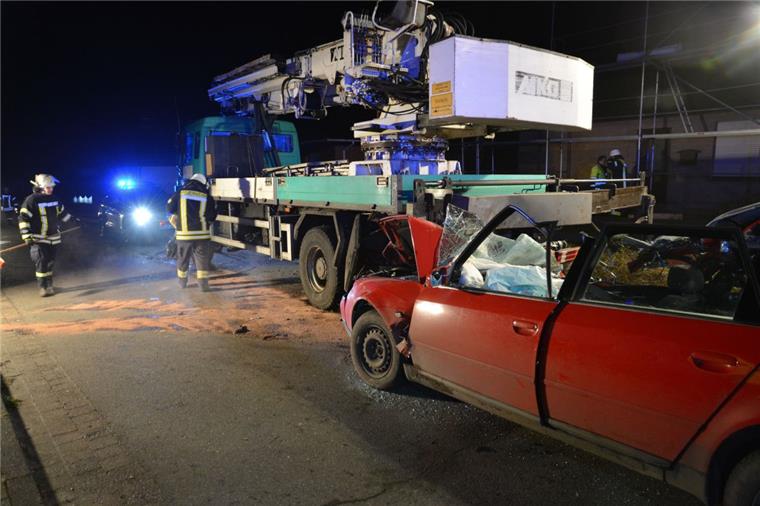 Die Kollision seines Autos mit dem abgestellten Lkw endete für einen 17-jährigen Visselhöveder tödlich.