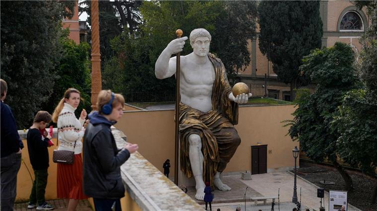 Die Kolossalstatue von Konstantin des Großen in einem Seitengarten der Kapitolinischen Museen.