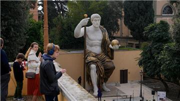 Die Kolossalstatue von Konstantin des Großen in einem Seitengarten der Kapitolinischen Museen.