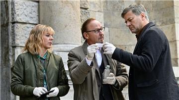 Die Kommissare Angelika Flierl (Bernadette Heerwagen, l-r), Ludwig Schaller (Alexander Held) und Harald Neuhauser (Marcus Mittermeier).