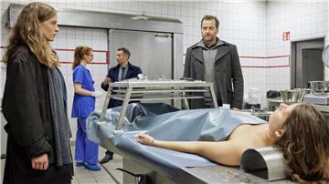Die Kommissare Ann Kathrin Klaasen (Picco von Groote) und Frank Weller ermitteln in „Ostfriesenmoor“.